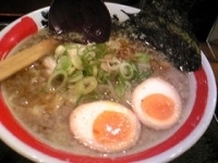 「魚介正油ラーメン【680円】、煮卵【80円】」@ラーメン工房彩の写真