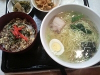 「今日のセット （塩ラーメン、そぼろご飯、他小鉢2品） \880」@中華久平の写真