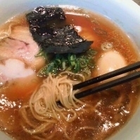 「醤油らぁ麺+大盛+名古屋コーチン味付け卵」@支那そばや 本店の写真