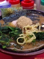 「中盛り+バラチャーシュー+ほうれん草+魚粉 740円+30円+7」@王道家の写真