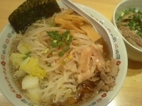 「ラーメン+ウマインジャ丼（700円+300円）」@ボヨヨンラーメンウマインジャーの写真