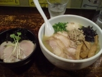 「白鶏らーめん大盛・スペシャル・鶏めし」@鶏の穴の写真