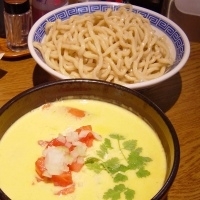 「自家製スモークホタテとサーモンの濃厚クリームサフランつけ麺 85」@本家大黒屋本舗 平井店の写真
