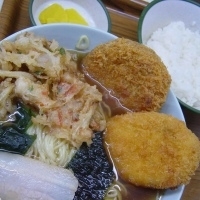 「ラーメン定食（コロッケ） 550円 + メンチ 130円 + て」@立喰 新角の写真