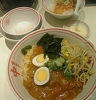 「元プロキックボクサー林健ちゃんの汁なしインドラーメン 北極卵かけ」@蒙古タンメン 中本 新宿店の写真