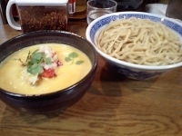 「限定自家製スモークホタテとサーモンの濃厚クリームサフランつけ麺大」@本家大黒屋本舗 平井店の写真