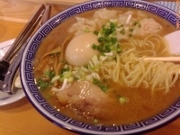 「海老ワンタンメン+大盛+味玉+青森産ニンニク 800円+100円」@麺や 勝の写真