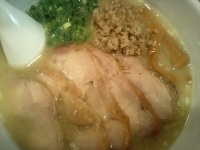 「白鶏ラーメン+鶏チャーシュー（680円+250円）」@鶏の穴の写真