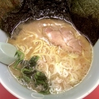 「醤油ラーメン590円 のり5枚100円」@ラーメン山岡家 瑞穂店の写真