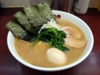 「ラーメン中盛+味玉」@横浜ラーメン 町田家 新宿南口店の写真