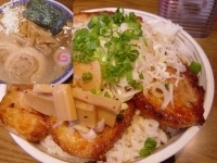 「中華そば 大盛 700円 + チャーシュー丼 350円（サービス」@本家大黒屋本舗 平井店の写真