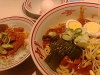 「元プロキックボクサー林健ちゃんの汁なしインドラーメン 北極卵かけ」@蒙古タンメン 中本 新宿店の写真