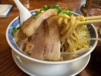 「ふじ麺（野菜マシ）650円+バカ豚300円」@明心角ふじの写真