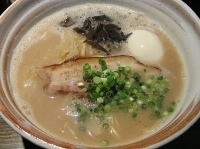 「黒豚燻らあめん（半熟味付玉子トッピング）」@黒豚豚骨らあめん Bamboo!Youngの写真