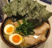 「のり玉ラーメン+チャーシュー+小ライス」@神田ラーメン わいず 神田本店の写真