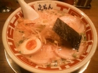 「ラーメン（中） 特入り」@屯ちん 池袋本店の写真