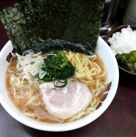 「らーめん+半ライス（￥700+￥100）」@横浜ラーメン 町田家 新宿南口店の写真