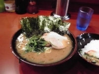 「ラーメン（並）硬め630円+ライス110円」@家系総本山 ラーメン吉村家の写真