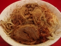 「特製まぜそば（大）（全マシ）+魚粉」@ジャンクガレッジ 東大宮店の写真