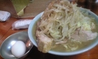 「ラーメン 麺硬め、全増し!（にんにく、脂、野菜）750円+生玉子」@ラーメン富士丸 西新井大師店の写真
