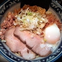 「温玉・油そば（￥800）」@兎に角 松戸店の写真