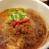 「鬼・担々麺+小ライスセット（1100円）」@香家 三田店の写真