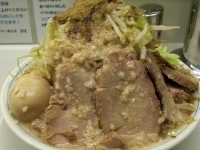 「ラーメン（野菜・ニンニク・アブラ）100円（開店記念価格）+豚1」@ラーメン大 我孫子店の写真