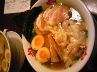 「醤油ラーメン全部入り」@らーめん 本竈の写真