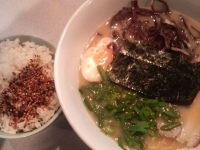 「博多とんこつらーめん￥650+半ライス（ランチサービス）」@大手町ラーメンの写真