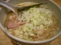 「濃厚塩らーめん（大盛り） + ねぎ」@○心厨房の写真