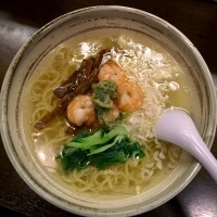 「海老塩ラーメン 900円 （他に肉しゅうまい、海老しゅうまい等を」@しゅうまい屋の写真