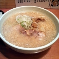 「味噌らーめん（￥730）、14:00迄のランチサービストッピング」@札幌らーめん 北の大地の写真