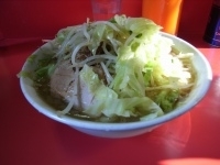 「小ラーメン500円（麺硬め、ヤサイ・ニンニク・カラメ）」@ラーメン二郎 三田本店の写真