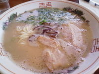 「博多天神とんこつラーメン」@虎と龍 新金岡店の写真