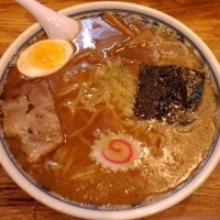 「ラーメン（2玉） 750円 + 多め（0.55玉） 50円」@必勝軒の写真