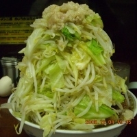 「小ラーメン豚ダブル900円（ヤサイ店主盛）+生たまご50円」@ラーメン二郎 めじろ台法政大学前店の写真