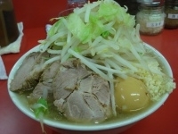 「豚入り小らーめん（太麺、野菜、ニンニク）+味付玉子」@らーめん豚喜の写真