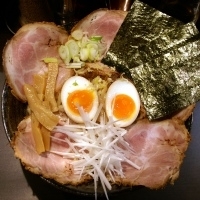 「油めん半玉付 中盛 600円 つつみチャーシュー半玉付 300円」@つけ麺・油めん 大地 田無店の写真