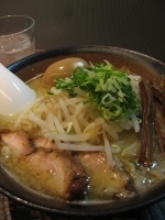 「にんにくとせあぶらーめん」@らーめん 瞠 恵比寿店の写真