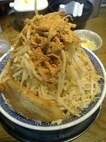 「汁無し大黒麺大盛（ヤサイ・魚粉）+生卵」@本家大黒屋本舗 平井店の写真