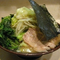 「ほうれん草ラーメン 850円+キャベツともやし 100円」@神田ラーメン わいず 神田本店の写真