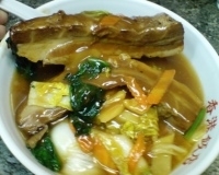 「特製角煮ラーメン+ビール」@香港飯店の写真