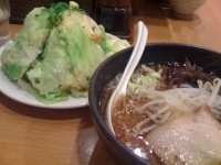 「味玉黒ラーメン+もりもりキャベツ（900円）」@元祖伝説のマー油・熊本黒らーめん 好来 ラーメン甲子園店の写真