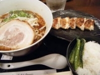 「醤油らぁ麺新三河島式（￥680）餃子とライスのセット（￥170）」@ちゃぶ屋 とんこつらぁ麺-CHABUTON- 吉祥寺北口店の写真