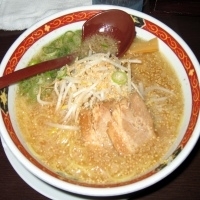 「屋台味ラーメン 700円  大盛 100円 麺硬め」@よってこや 新宿南口店の写真