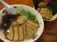 「肉入りばりきめん（バリカタ）￥930+背脂￥50+きくらげ￥50」@ばりきや 太田店の写真