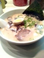 「ラーメン（500円）+替え玉（無料券）」@博多天神 新宿御苑店の写真