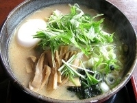 「らぁめん とんこつ味 Wスープ魚介入り(たまごトッピング)」@らぁめん愛来の写真