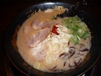 「黒のコクとんこつラーメン 600円」@拉麺 一心不乱 大名本店の写真