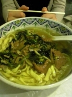 「牛肉のあっさり激辛ラーメン（刀切麺:とうせつめん）」@中国ラーメン 揚州商人 相模大野北口店の写真